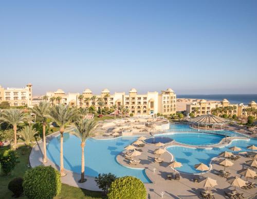 une vue aérienne d'un complexe avec piscine dans l'établissement Serenity Alpha Beach - Ex Serenity Makadi Beach, à Hurghada