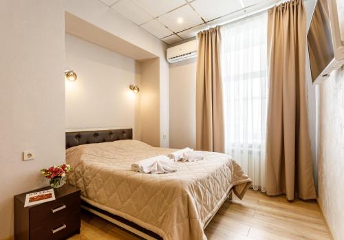 1 dormitorio con cama y ventana grande en Отель Заречье, en Moscú