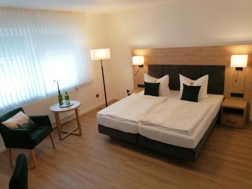 Ένα ή περισσότερα κρεβάτια σε δωμάτιο στο Hotel Zum Jägerhaus