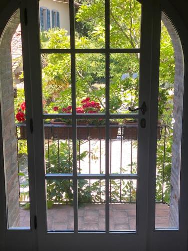 an open window with a view of a garden at La Magnolia in Greve in Chianti