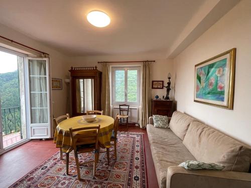 un salon avec un canapé et une table dans l'établissement Castillon - Maritime Alpes, à Castillon