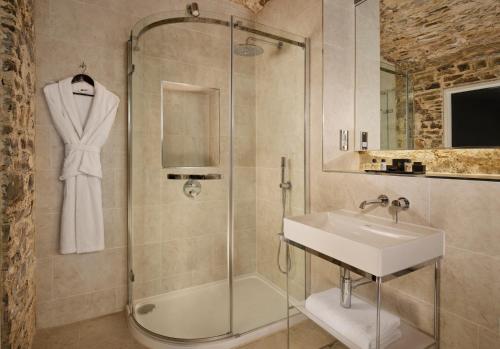 A bathroom at Bodmin Jail Hotel