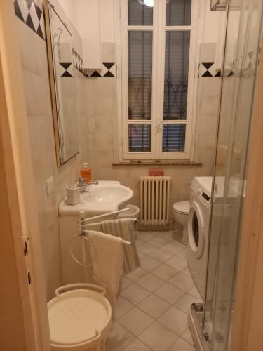 La salle de bains est pourvue de toilettes, d'un lavabo et d'une douche. dans l'établissement Marameo b&b, à Caorso