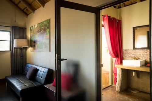 חדר רחצה ב-Umkumbe Safari Lodge Riverside
