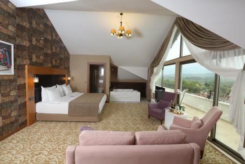 فندق إلغاردين آند ريزيدنس في ديربنت: غرفة فندقية بسرير ونافذة كبيرة