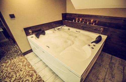 فندق إلغاردين آند ريزيدنس في ديربنت: حوض استحمام كبير أبيض في الغرفة