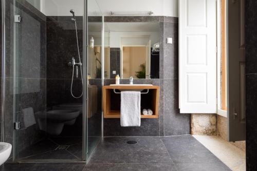 Condes de Azevedo Palace Apartments tesisinde bir banyo