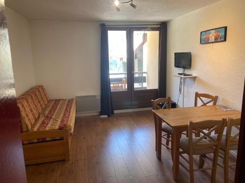 a living room with a table and a dining room at Les pistes, studio 4 personnes au pied du télécabine in Oz