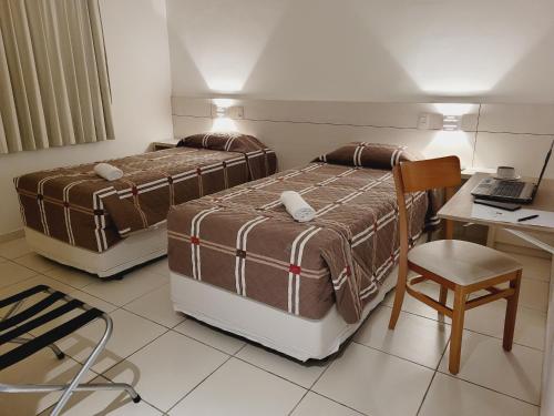 Giường trong phòng chung tại Pinda Palace Hotel