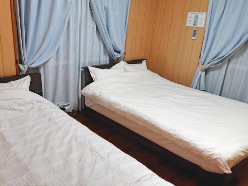 Una cama o camas en una habitación de 新富