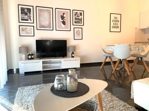 Apartment - Tina Zafron