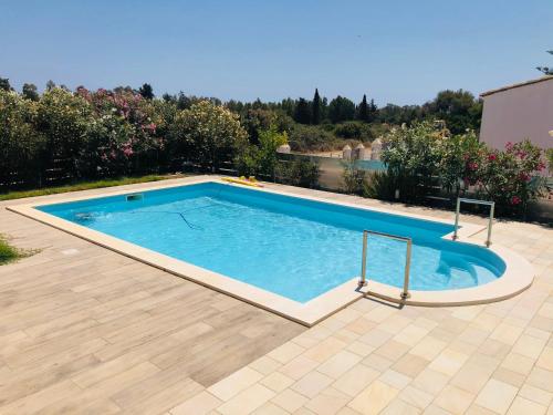 een groot zwembad in een tuin met bij Villa Melissa in Tertenìa
