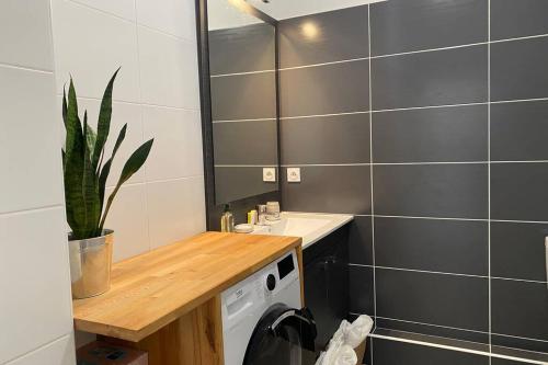 a small bathroom with a sink and a washing machine at Nouveau ! DoraMar : standing entre ville et mer in Montpellier