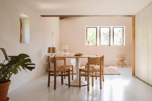 a dining room with a table and chairs at Le Galinier Lourmarin, a Beaumier Guesthouse in Lourmarin