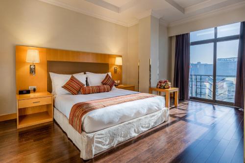 Postel nebo postele na pokoji v ubytování Ramada Addis, Addis Ababa