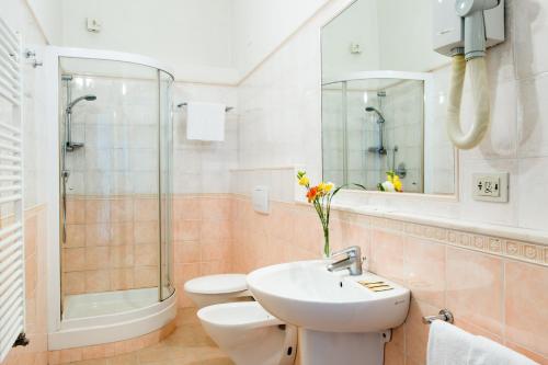 Hotel Fiorita tesisinde bir banyo