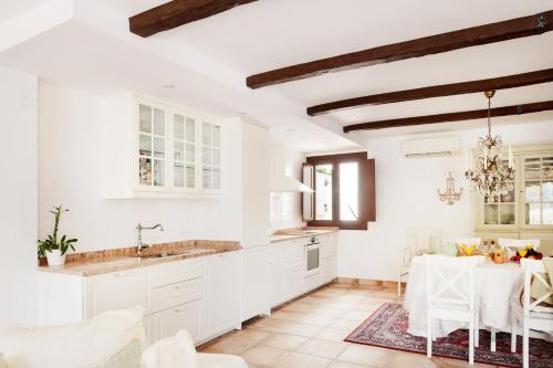 een keuken met witte kasten en een eetkamer bij Balcon de Europa in Nerja