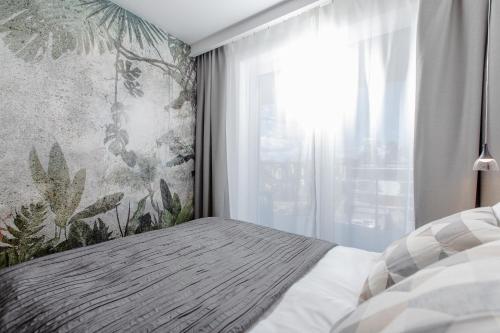 une chambre avec un lit et une fenêtre dans l'établissement Resort Apartamenty Klifowa Rewal 65, à Rewal