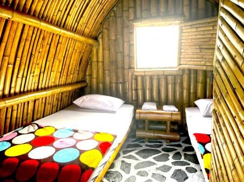 a small room with a bed and a window at Termales el Escondite in Florencia