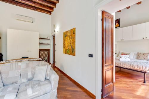 een woonkamer met een bank en een bed bij Easylife - Classic Flat in Corso Como in Milaan
