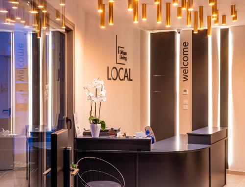 - un hall avec une réception et des lustres dans l'établissement Local Urban Living, à Vólos