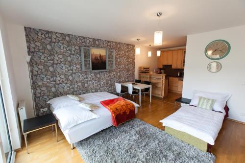 プラハにあるAngel Apartmentsのリビングルーム(ベッド1台付)、キッチンが備わります。