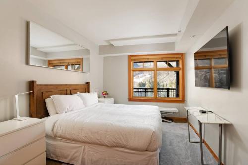 um quarto com uma cama grande e uma janela em Capitol Peak 3209 em Snowmass Village