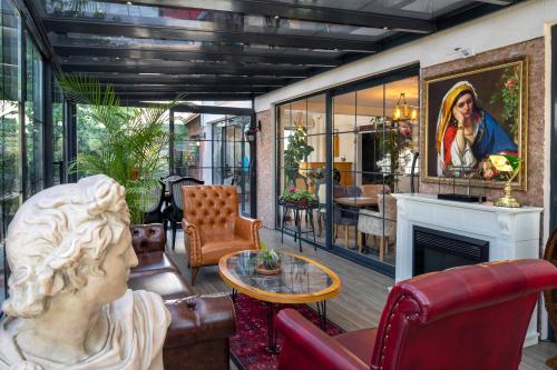 a living room with a statue and a fireplace at Lagun Palas in Yalova