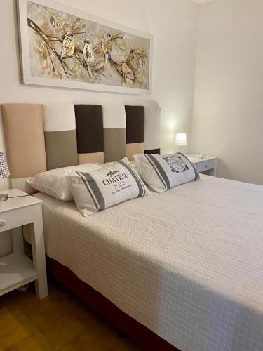 una camera da letto con un letto con due cuscini sopra di Departamento centrico a Trelew