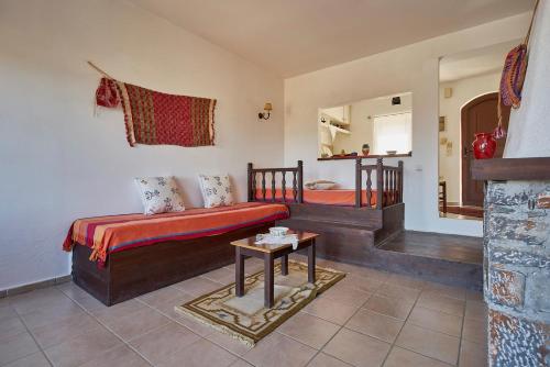 ein Schlafzimmer mit einem Bett, einem Spiegel und einem Tisch in der Unterkunft Lasinthos Eco Park in Agios Georgios
