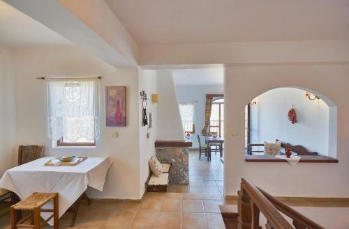 ein Esszimmer mit einem Tisch und einem Spiegel in der Unterkunft Lasinthos Eco Park in Agios Georgios