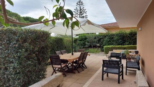 Foto dalla galleria di Villa Luigi a Poggio dei Pini, alloggio con giardino e posto auto a Capoterra