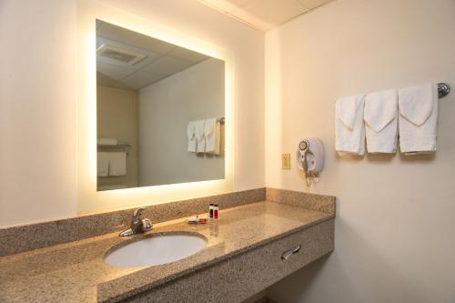 Phòng tắm tại AmericInn by Wyndham Rapid City