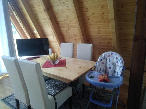 una camera con tavolo e sedie in legno di Banjska brvnara a Vrnjačka Banja