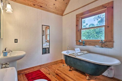 Vannas istaba naktsmītnē Gorgeous Cabin Retreat on Lake Lanier!