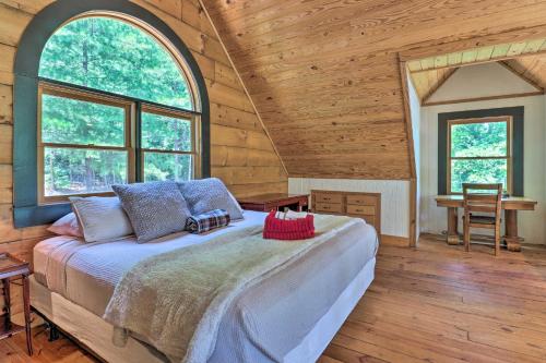 Galeriebild der Unterkunft Gorgeous Cabin Retreat on Lake Lanier! in Landrum