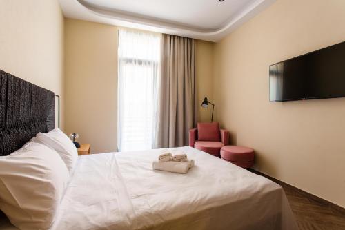 Una cama o camas en una habitación de Leone Suites