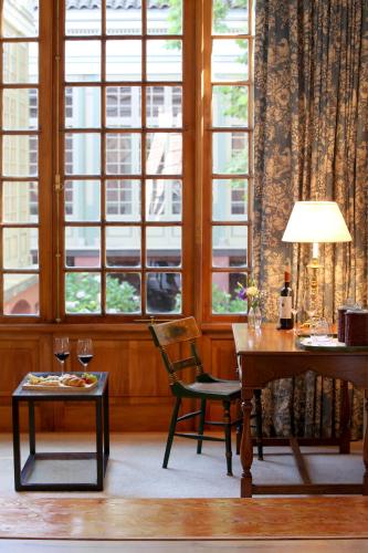 a room with a desk and a chair and a window at Hotel Casa Real - Viña Santa Rita in Santiago