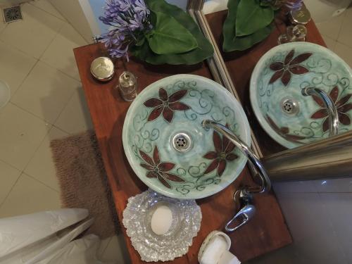 Villa Residencial Laguna Brava的住宿－Casa brava Lodge，一张木桌,上面放着两个蓝色的碗和镜子