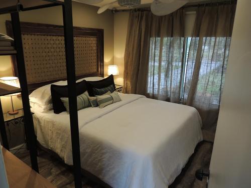 Villa Residencial Laguna Brava的住宿－Casa brava Lodge，卧室配有白色的床和窗户。