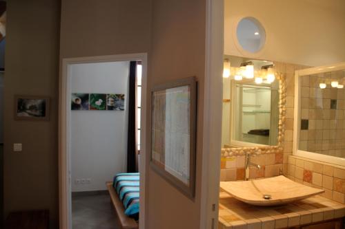 y baño con lavabo de madera y espejo. en A la terrasse d'Avignon en Aviñón