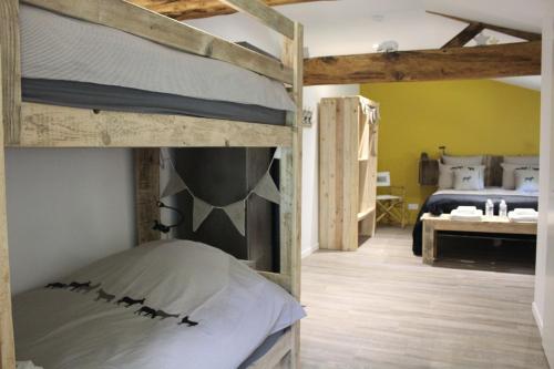 Katil dua tingkat atau katil-katil dua tingkat dalam bilik di Chambres d'hôtes Logis Charrier Le Petit Bignon