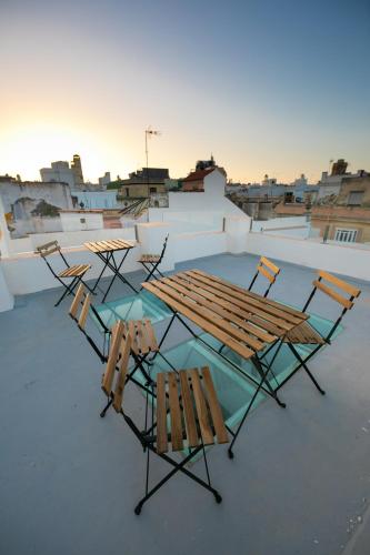 a group of tables and chairs sitting on a roof at Planeta Cadiz Hostel in Cádiz