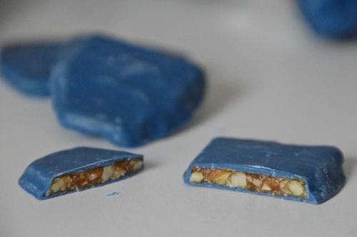 three pieces of blue candy on a white table at "Chez la Joe" in Thélonne