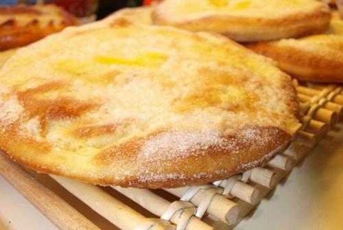 a close up of a pancake on a basket at "Chez la Joe" in Thélonne