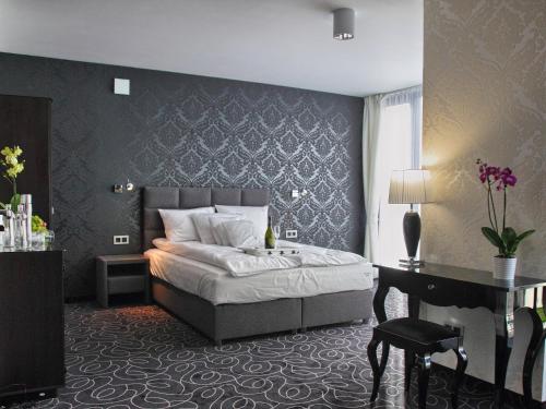 - une chambre avec un lit et un bureau dans l'établissement Alex Palace, à Dziwnów