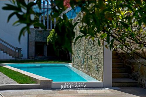 une piscine en face d'un bâtiment dans l'établissement Casa Melo Alvim - by Unlock Hotels, à Viana do Castelo