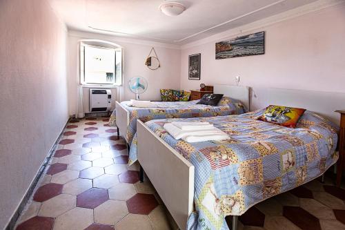 sypialnia z dwoma łóżkami i oknem w obiekcie Castè Style near Cinque Terre w mieście Riccò del Golfo di Spezia