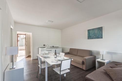 a living room with a table and a couch at The Florence Hills Resort & Wellness in Pelago