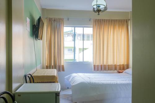 En eller flere senger på et rom på Hotel Marsal